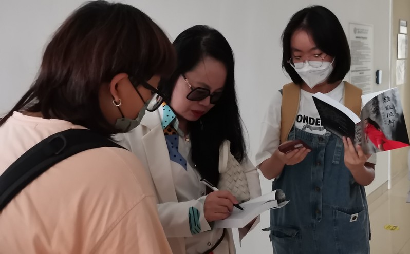 Dr-Sun-Xia-Sign