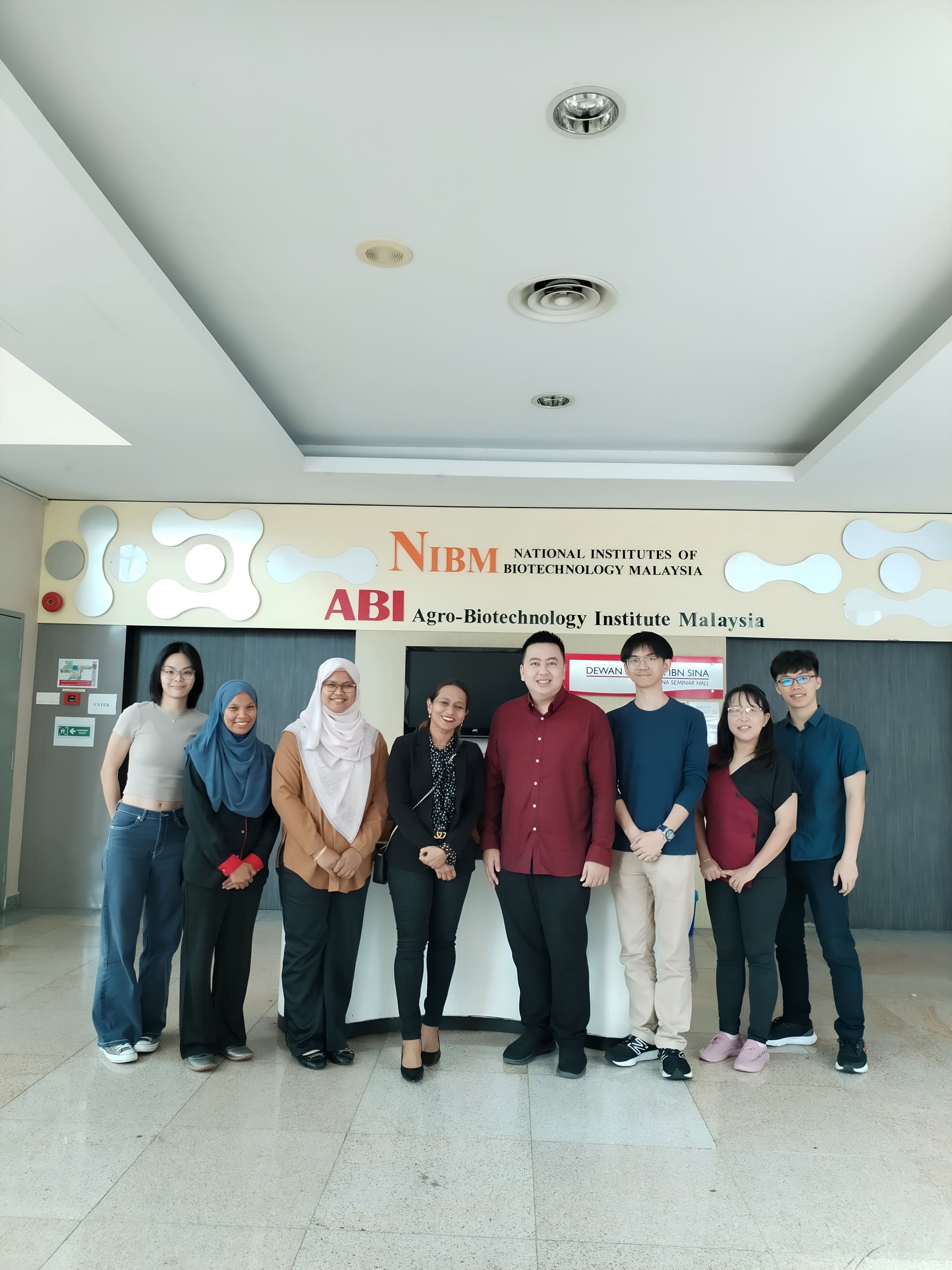 Dr-Tan-Jian-Ping-and-his-research-students
