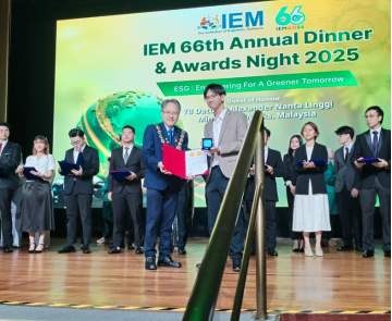 Malvin-being-conferred-the-IEM-Gold-Medal-Award