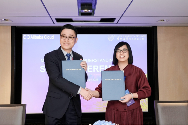 MoU-signing-between-Mr.-Huang-Kun-(left)-and-Prof.-Dr.-Wang-Huiqiong-(right)