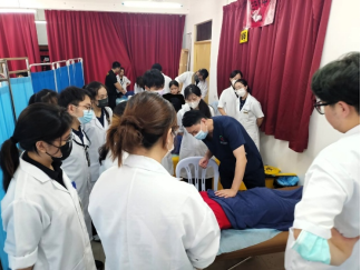 Students-observe-Tuina-treatment-conducted-by-an-experienced-practitioner