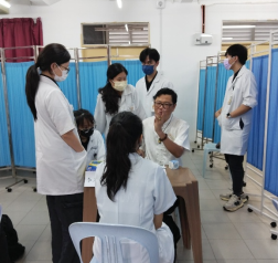 Students-take-part-in-a-sharing-session-with-an-experienced-TCM-practitioner