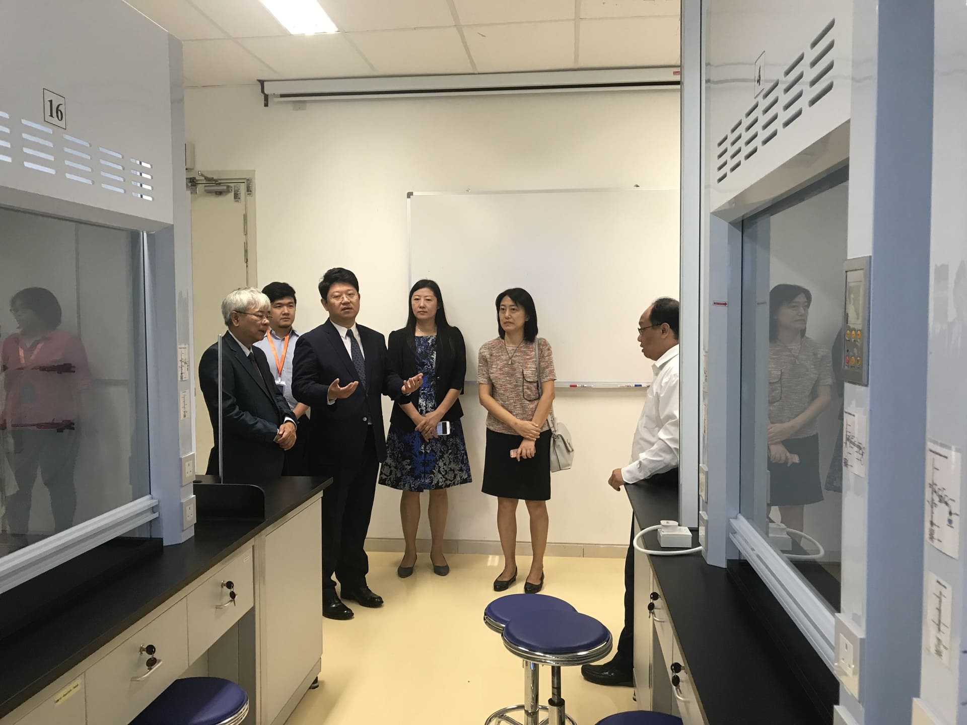 20 Outstanding XMUM Students Receive 2017 Chinese Ambassador Scholarship (3)