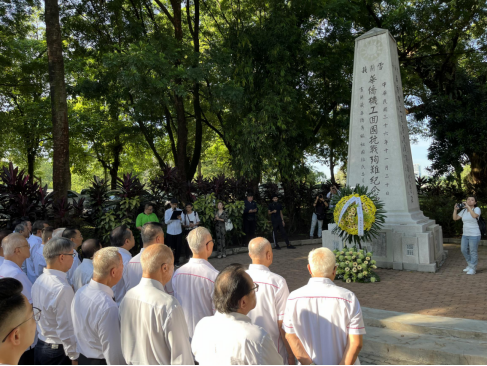 Chinese Studies Faculty and Students Attend Memorial Ceremonies at Kwong Tong Cemetery (1)