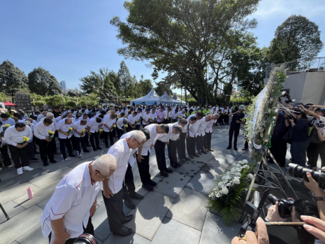 Chinese Studies Faculty and Students Attend Memorial Ceremonies at Kwong Tong Cemetery (2)
