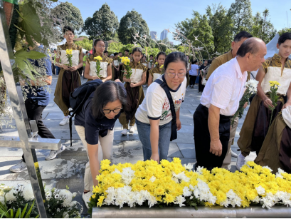 Chinese Studies Faculty and Students Attend Memorial Ceremonies at Kwong Tong Cemetery (3)