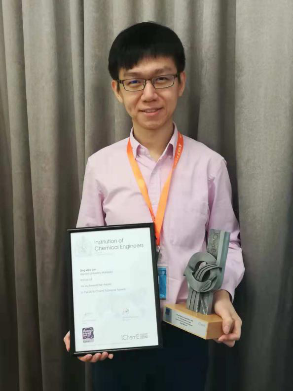 Dr. Ong Wee Jun Receives Young Researcher Award from IChemE Malaysia  (1)