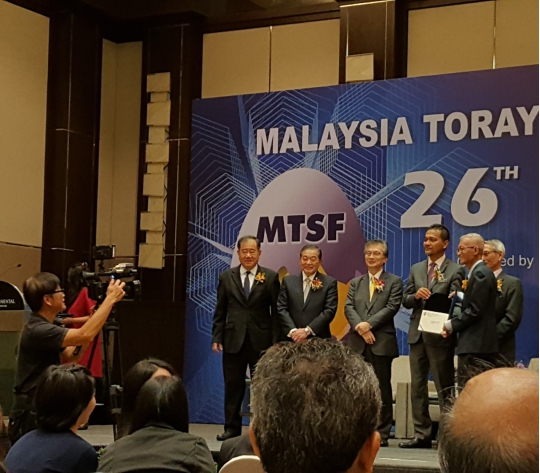 Dr. Yip Chi Kiong (1st right) was receiving the MTSF award.
