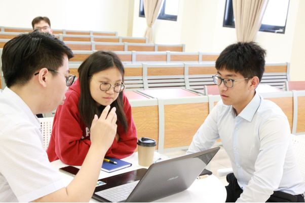 Innovation Talk Series #7  Three Young Entrepreneurs Coach Aspiring XMUM students  (2)