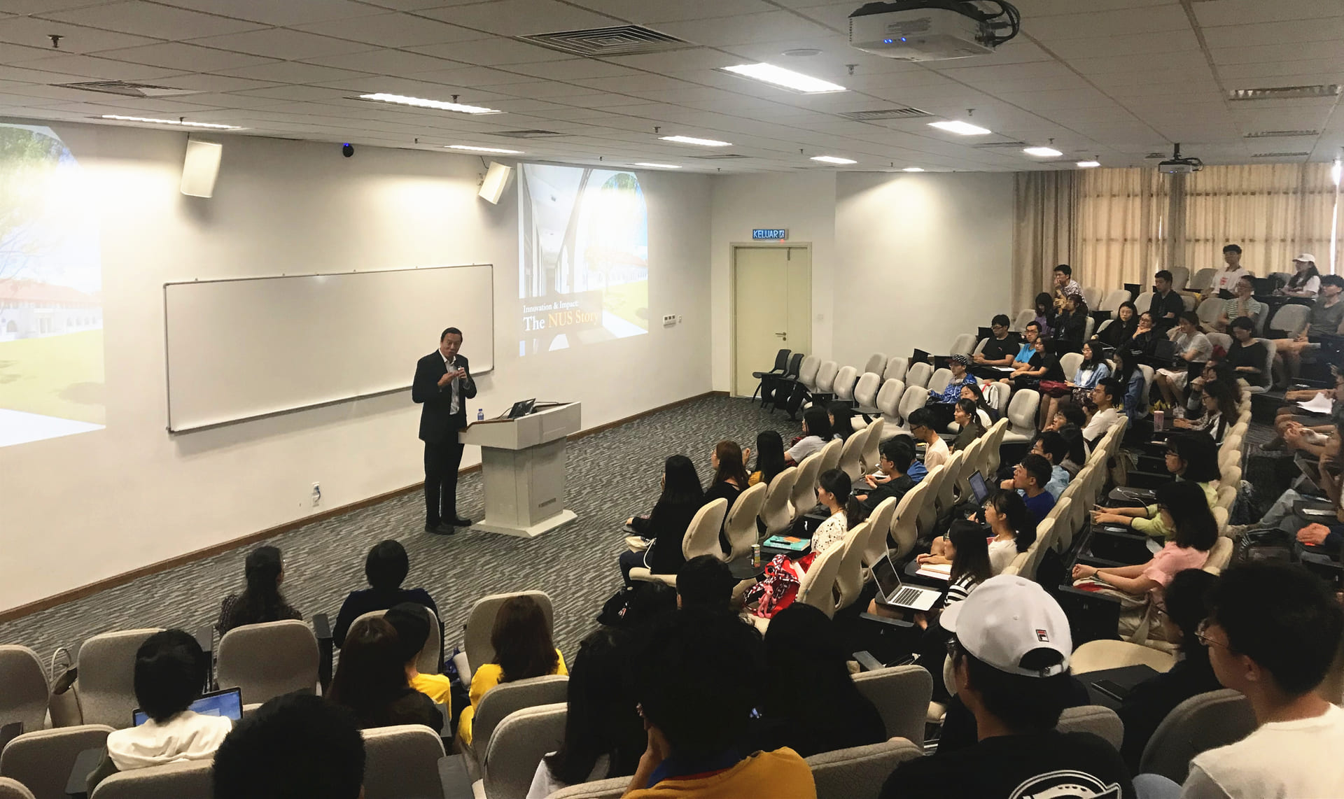 National University of Singapore Vice President Gives a Public Talk at XMUM