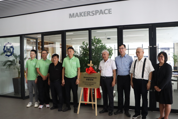 XMUM Commemorates the 150th Anniversary of Tan Kah Kee's Birth with a Floral Tribute and Guangdong Alumni Donation Ceremony (3)