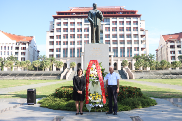 XMUM Commemorates the 150th Anniversary of Tan Kah Kee's Birth with a Floral Tribute and Guangdong Alumni Donation Ceremony (4)