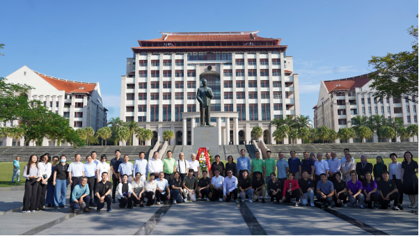XMUM Commemorates the 150th Anniversary of Tan Kah Kee's Birth with a Floral Tribute and Guangdong Alumni Donation Ceremony (5)