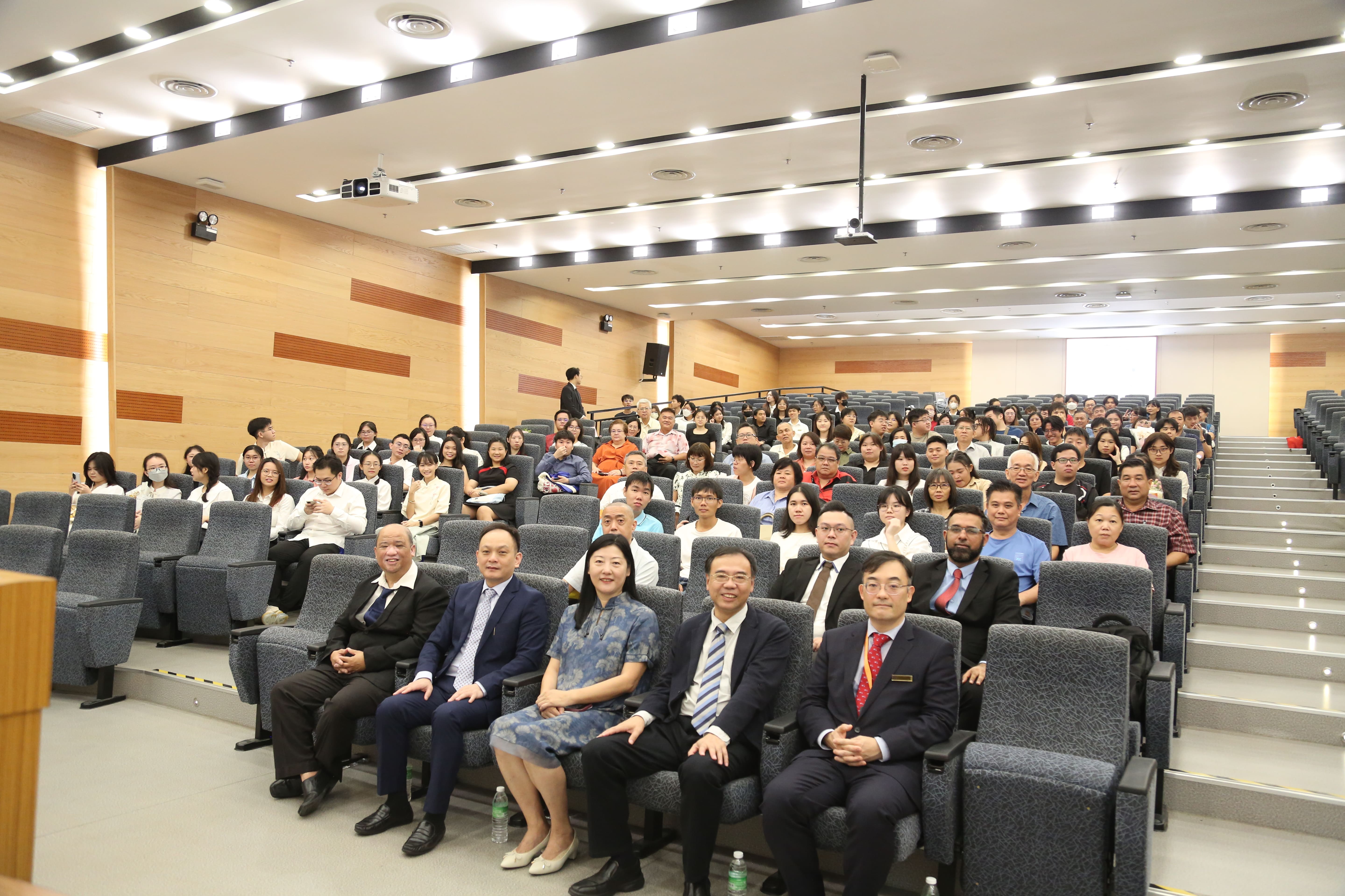 XMUM Holds 6th White Coat Ceremony for TCM Students-2