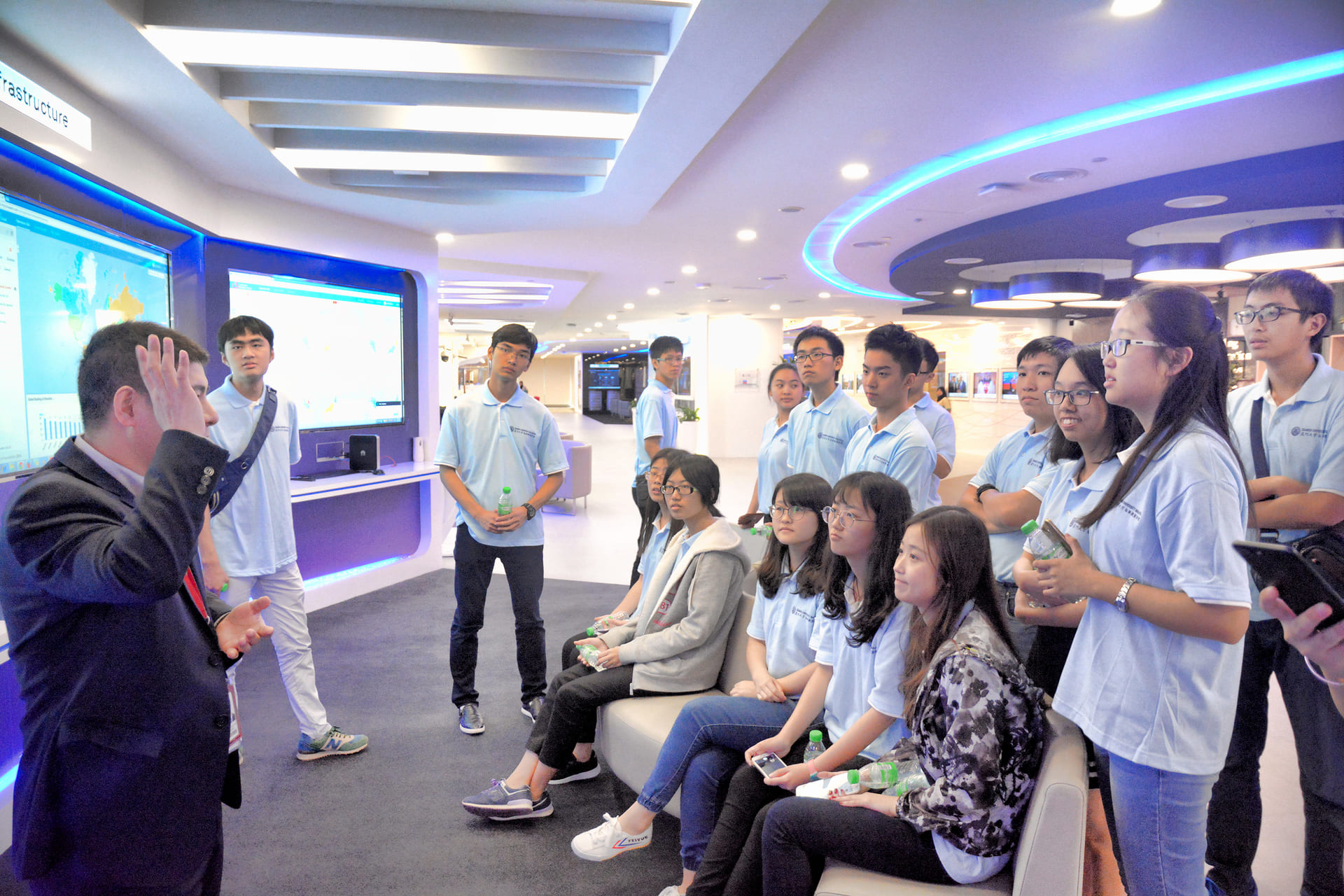 XMUM Students Visit Huawei Customer Solution Innovation & Integration Experience Center (2)