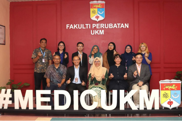 XMUM-Explores-Collaboration-with-UKM-on-Integrative-Medicine-and-Medical-Education-group-photo