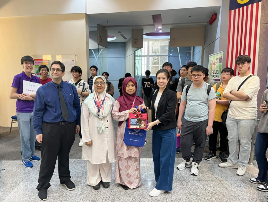 XMUM lecturer gave the prize of appreciation to MIMOS Berhad’s representative