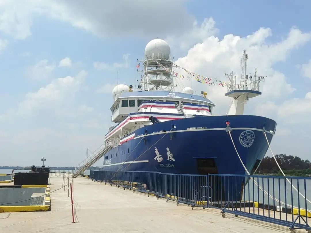 Xiamen University's Research Vessel Tan Kah Kee Hosts Malaysia Public Open Days (1)