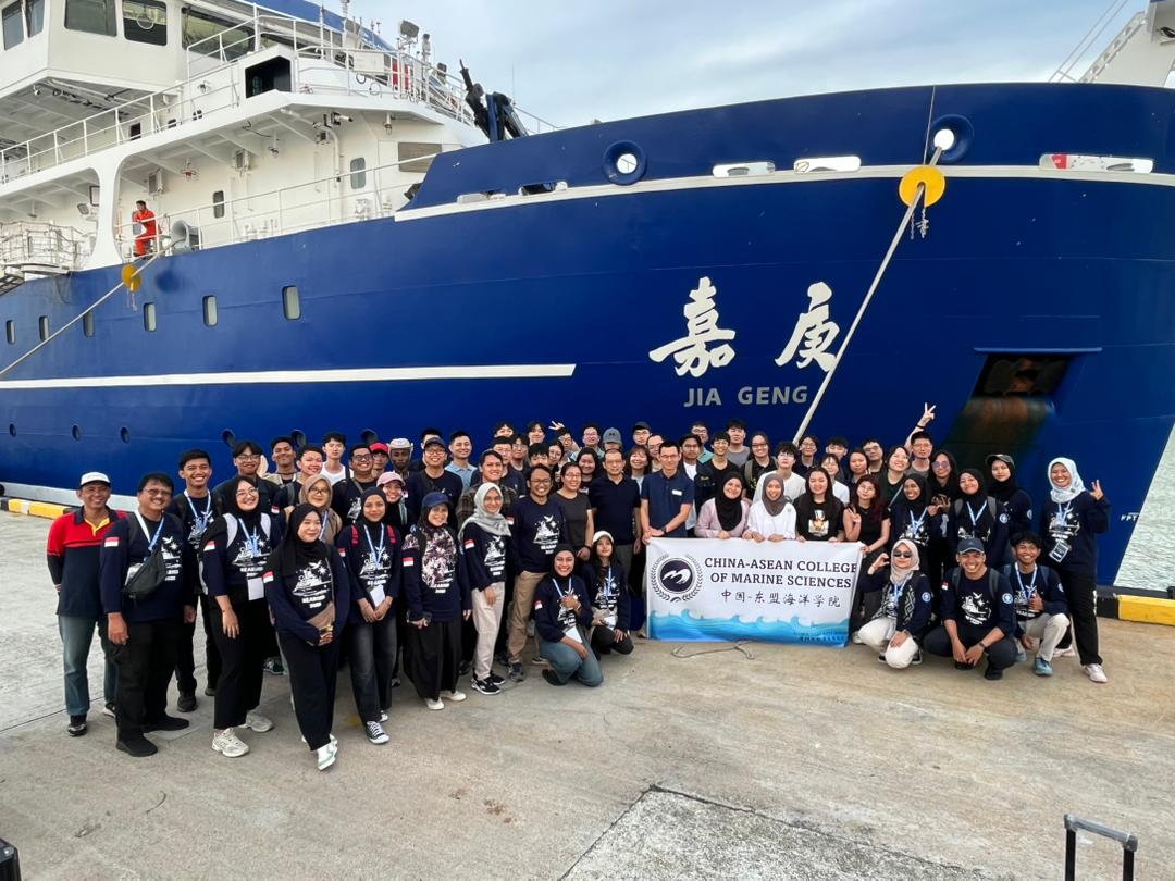 XMU@Sea Participants gathered with those of the previous leg from IPB University before  boarding R/V Tan Kah Kee, marking the start of their marine exploration journey. 