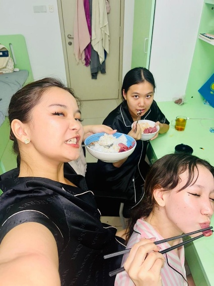 Niara and her friends celebrating New Year in dorm