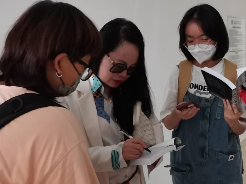 Dr-Sun-Xia-Sign