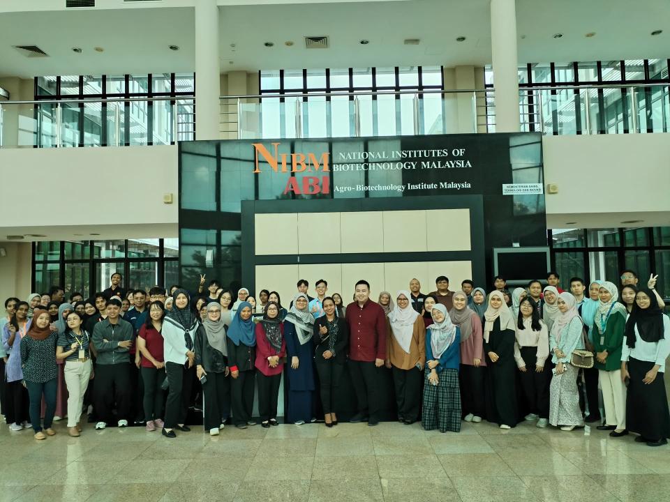 Group-photo-Dr-Tan-Jian-Ping-and-ABI-researchers-&-scientists-after-the-talk
