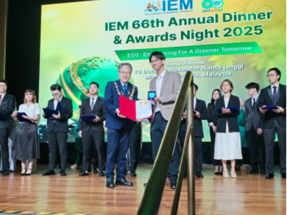 Malvin-being-conferred-the-IEM-Gold-Medal-Award