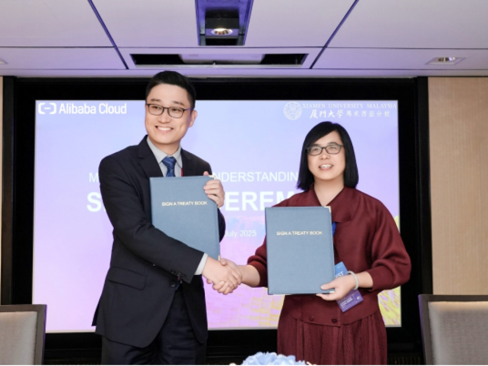 MoU-signing-between-Mr.-Huang-Kun-(left)-and-Prof.-Dr.-Wang-Huiqiong-(right)
