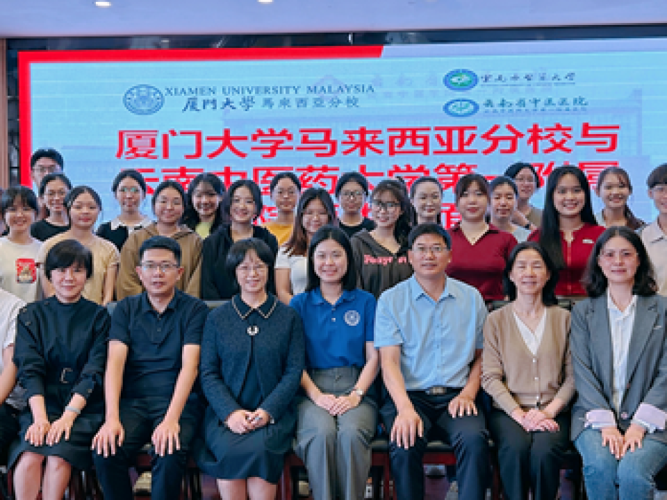 Group photo of the 25 interns with representatives from Yunnan CM University and the First Affiliated Hospital