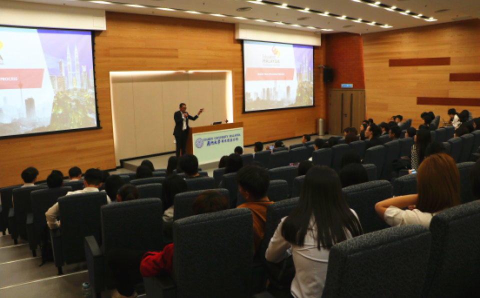 Chinese Embassy and EMGS Representatives Give Public Talk at XMUM