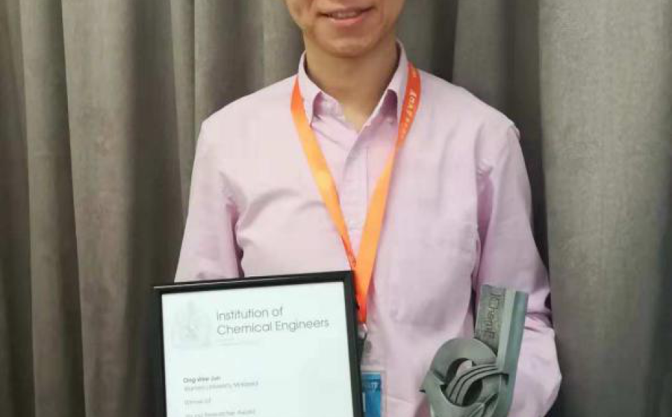 Dr. Ong Wee Jun Receives Young Researcher Award from IChemE Malaysia  (1)