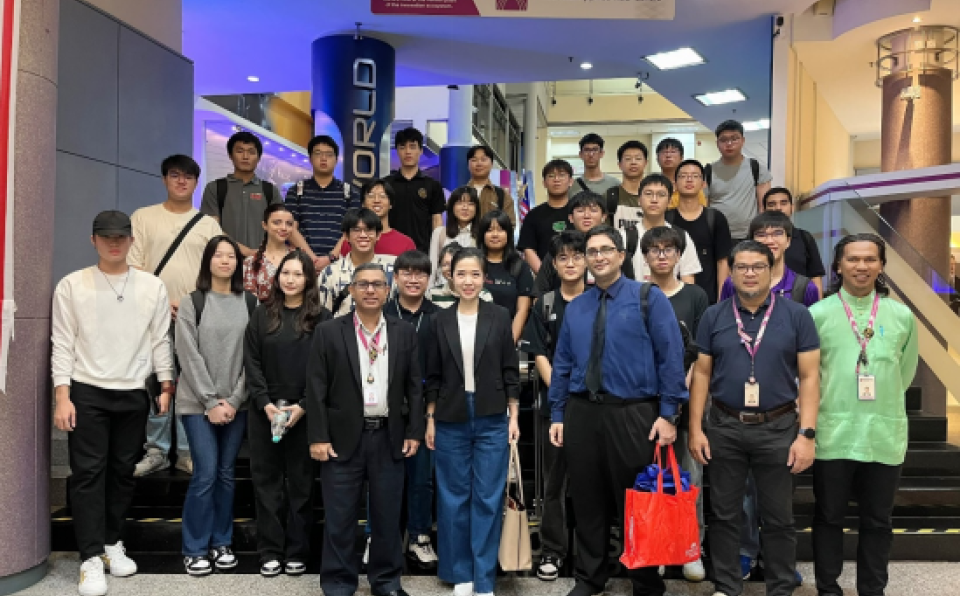 Group photo of XMUM students, lecturers, and MIMOS Berhad’s staff