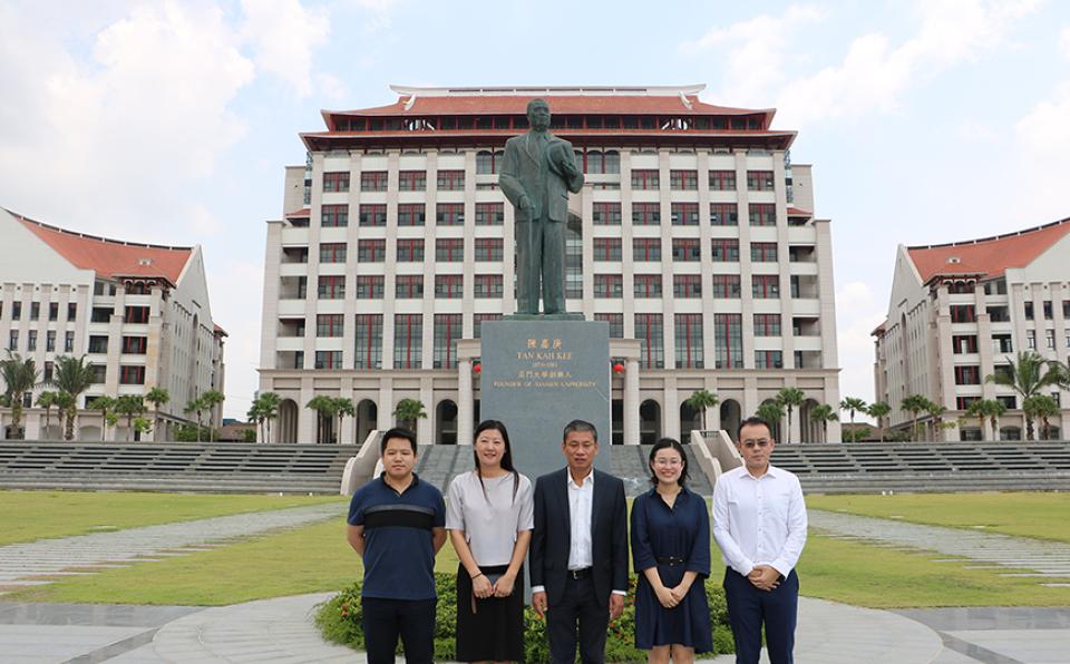 Minister Counsellor Chen Chen Visits XMUM