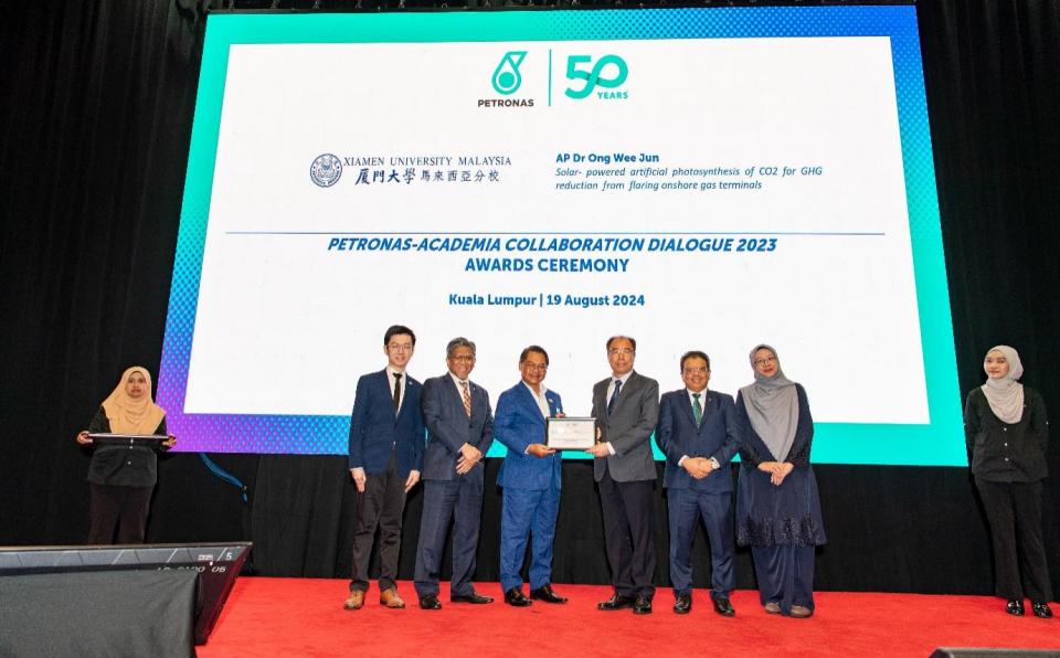 Prof. Ong Wee Jun Receives over RM1 Million Grant during PETRONAS-Academia Collaboration Dialogue 2023 (1)