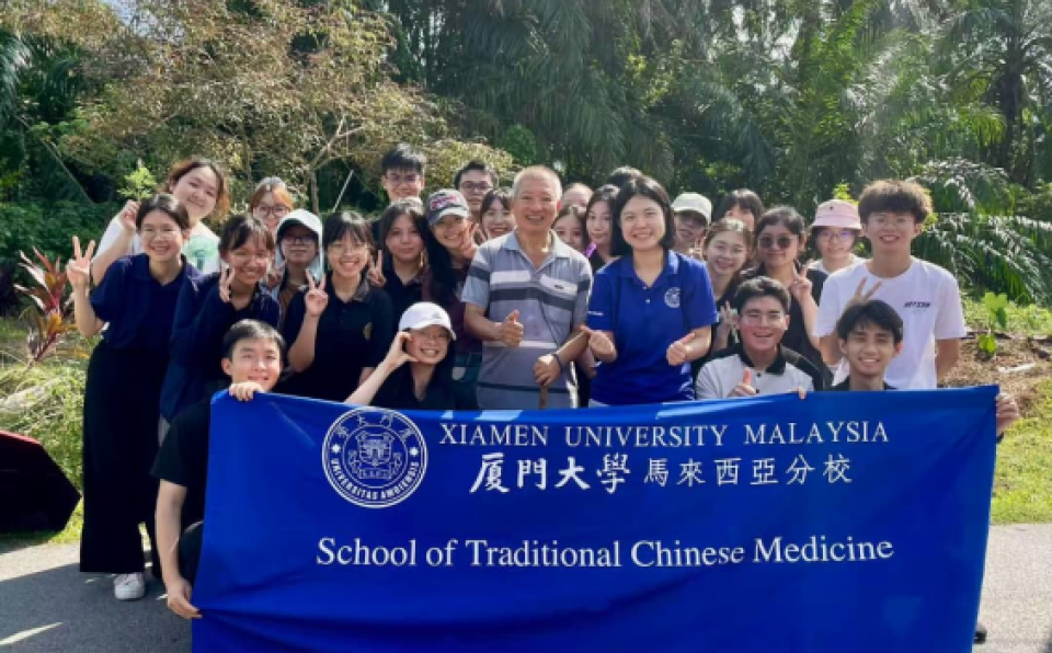 TCM Students Explore Local Medicinal Plants in Field Visit with Herb Expert (2)