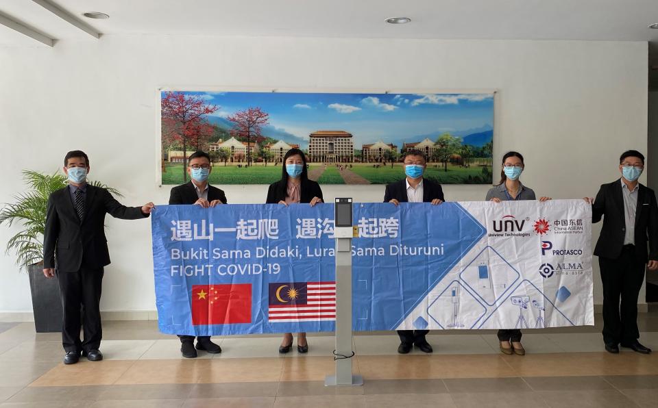 XMUM Receives Donation of Temperature Measurement Terminal (2)